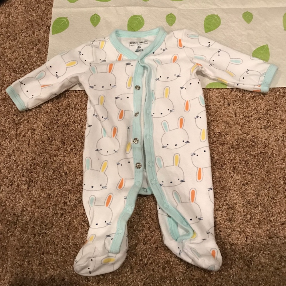Newborn baby outfit (baby gear)